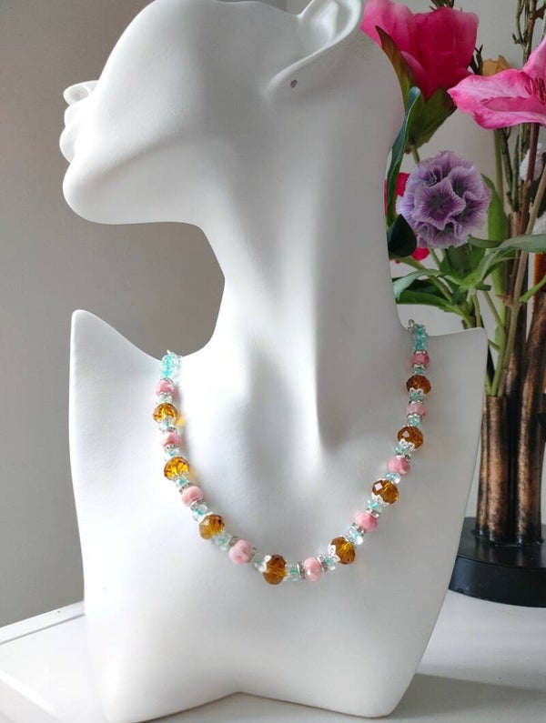 Zilverkleurige ketting met zomerse kleuren