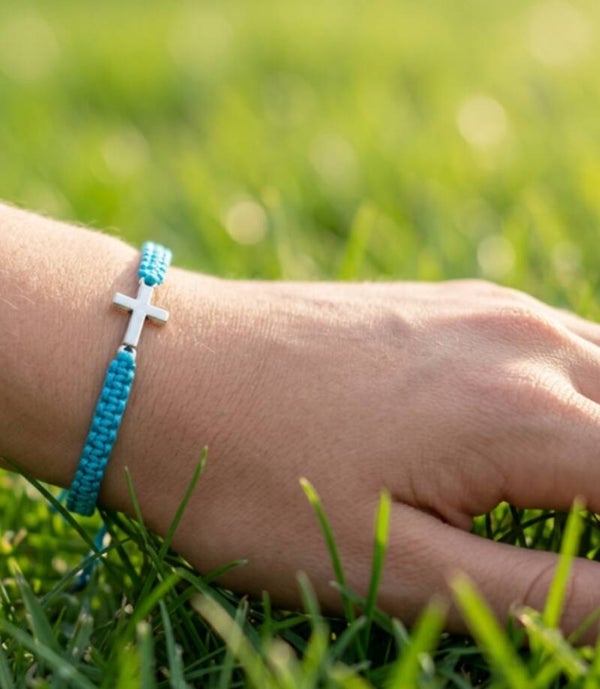 Touwtjes armband met zilver kleurig kruisje