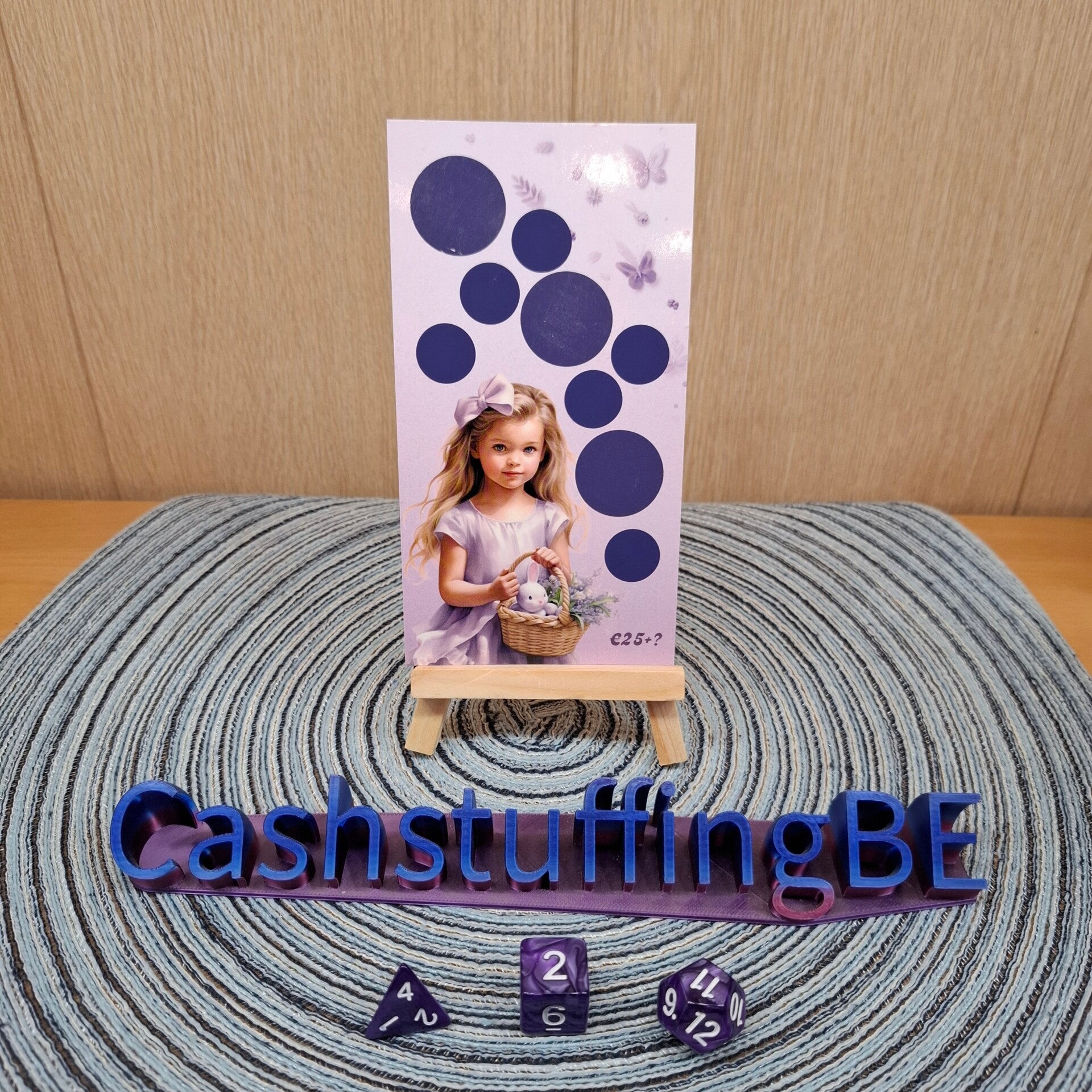 Meisje met konijn in mandje