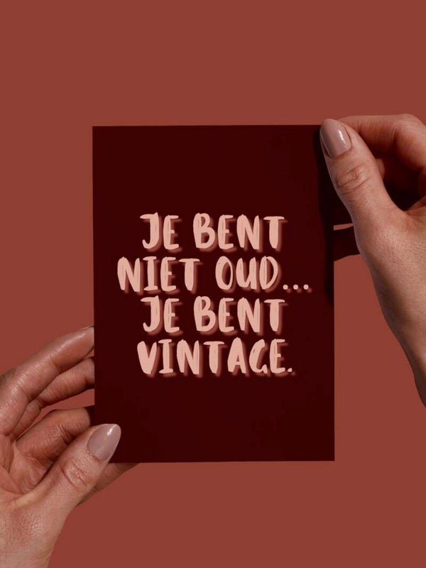 Moderne Wenskaart - Je bent niet oud... je bent vintage (Bordeauxrood/Oranje)