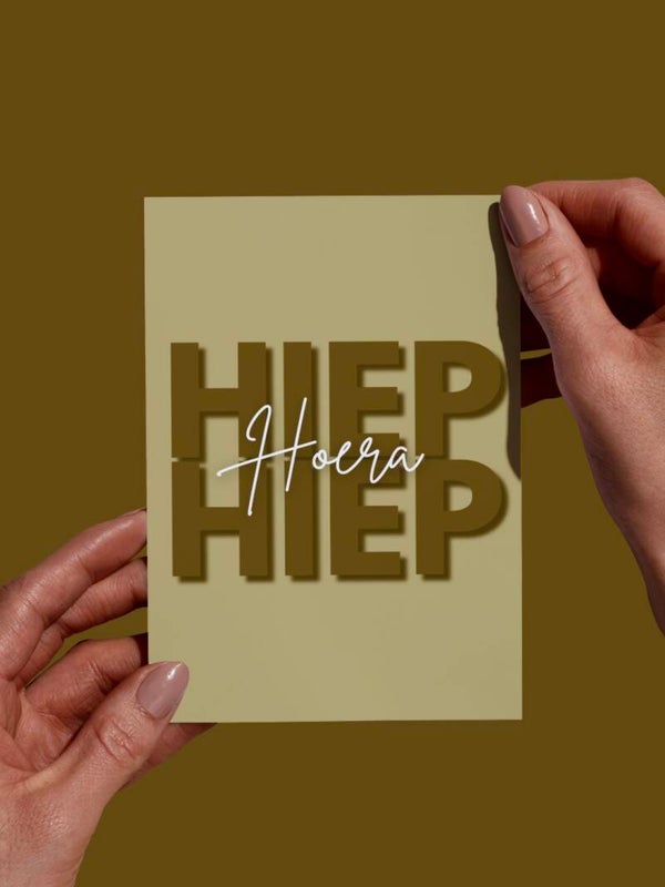 Moderne Wenskaart - Hiep Hiep (Olijfgroen)