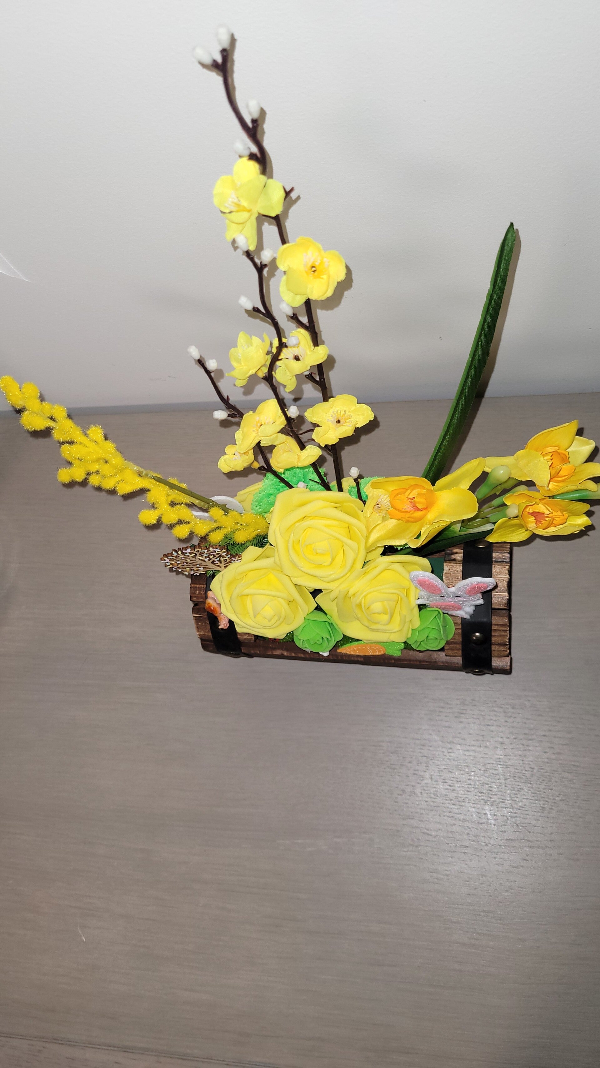 Décoration tonneau bois Pâques – Composition florale jaune avec lapin