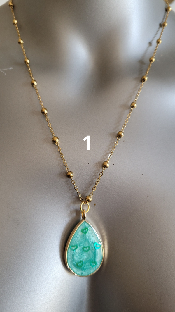 Collier en résine artisanale – Fleurs séchées, paillettes et acier inoxydable