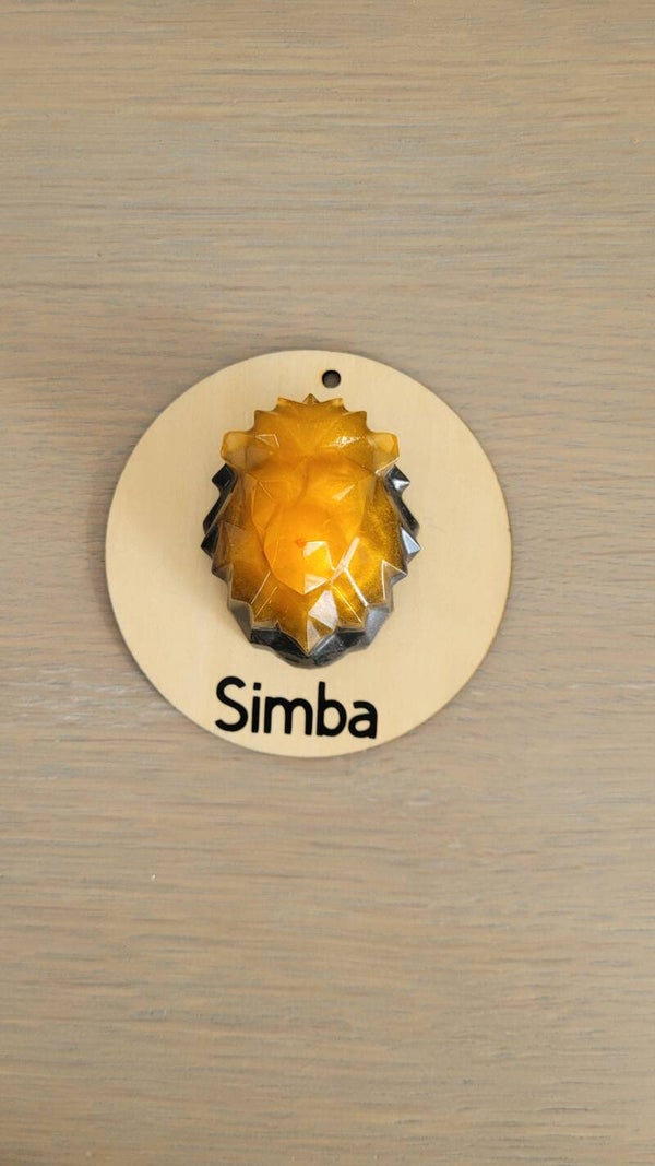Lion en résine sur support en bois