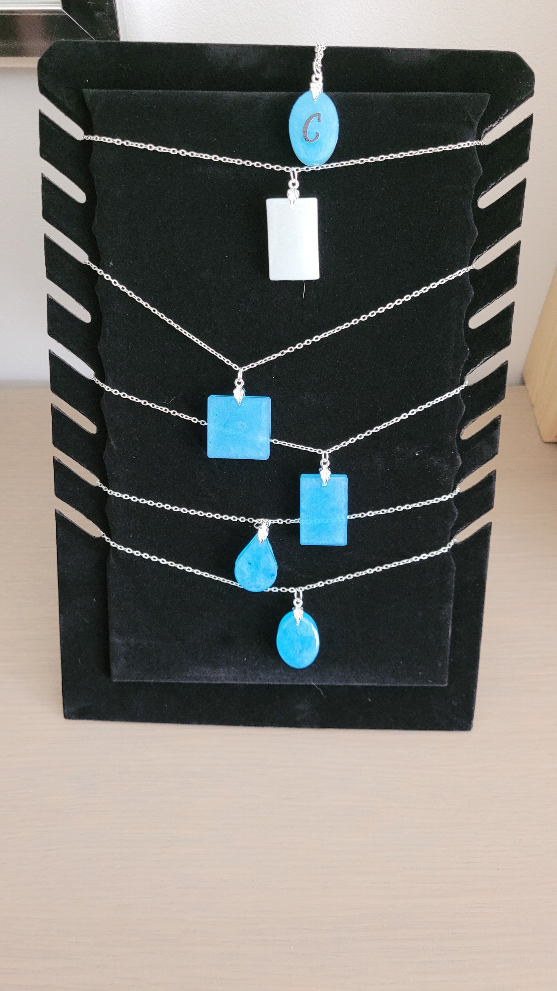 Pendentifs en résine – Déstockage