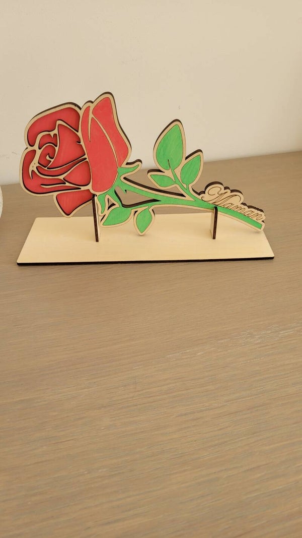 Rose en bois sur socle – Cadeau intemporel