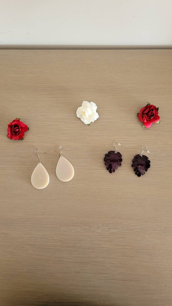 Boucles d’oreilles en résine – Goutte blanche ou feuille violette