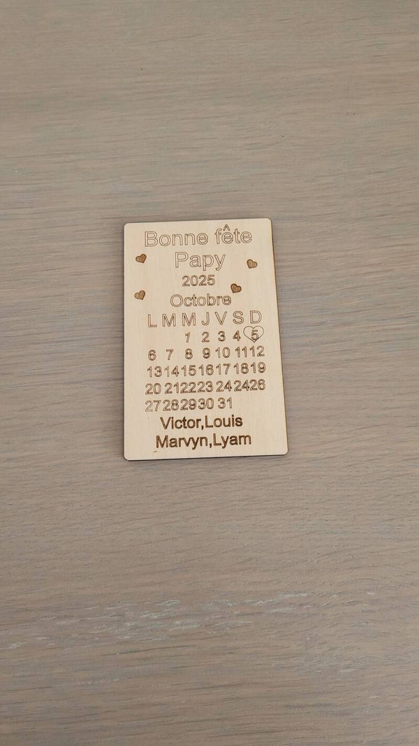 Calendrier de poche en bois gravé – Spécial fête des papys