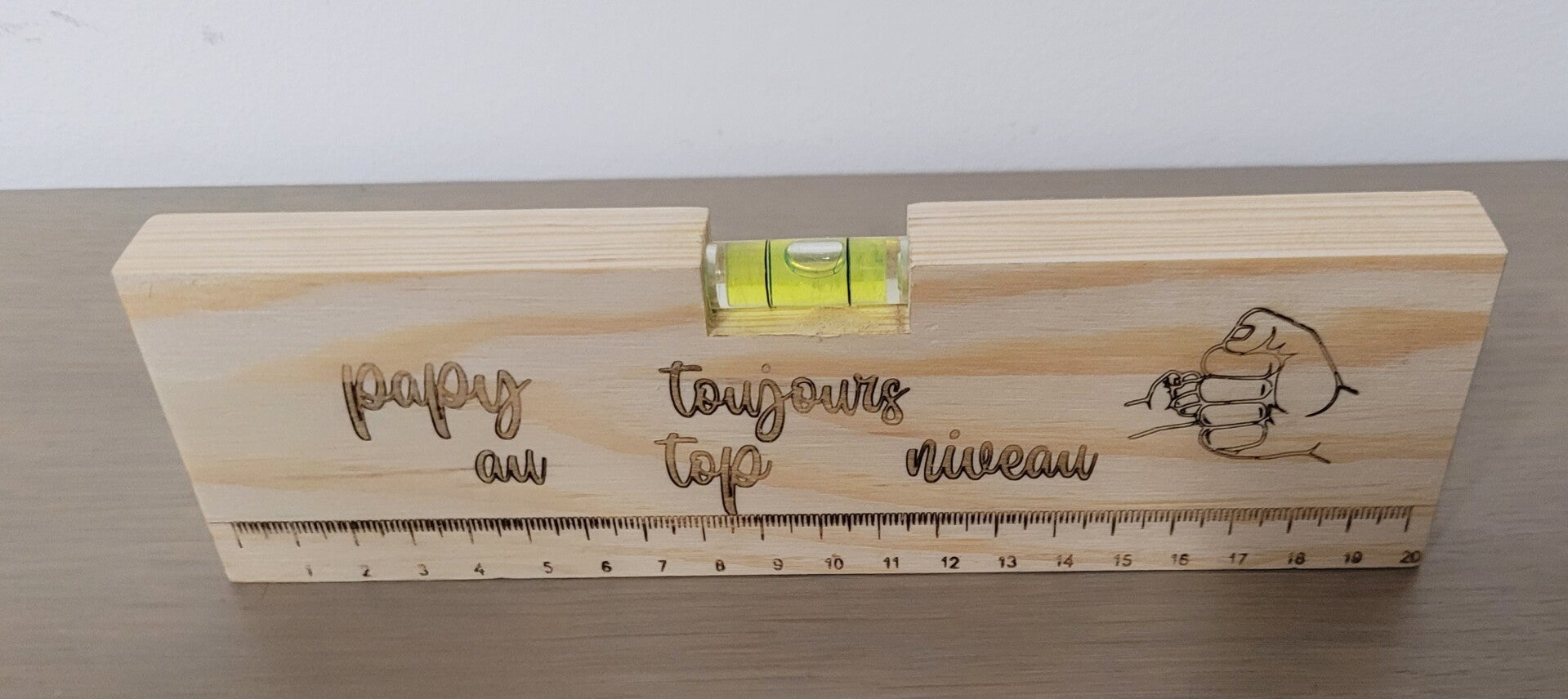 Niveau en bois gravé spécial  papy