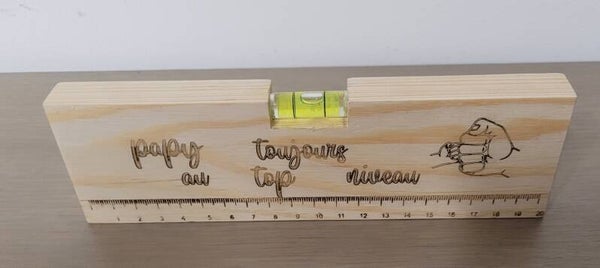 Niveau en bois gravé spécial  papy