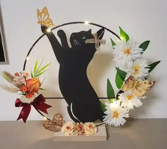 Décoration chat lumineux avec fleurs sur socle – 30 cm – création artisanale