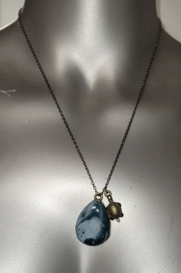 Collier pendentif artisanal – pâte polymère, bois ou acier inoxydable gravé