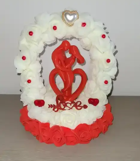 Décoration Saint-Valentin couple en fleurs en mousse avec arche – cadeau romantique fait main