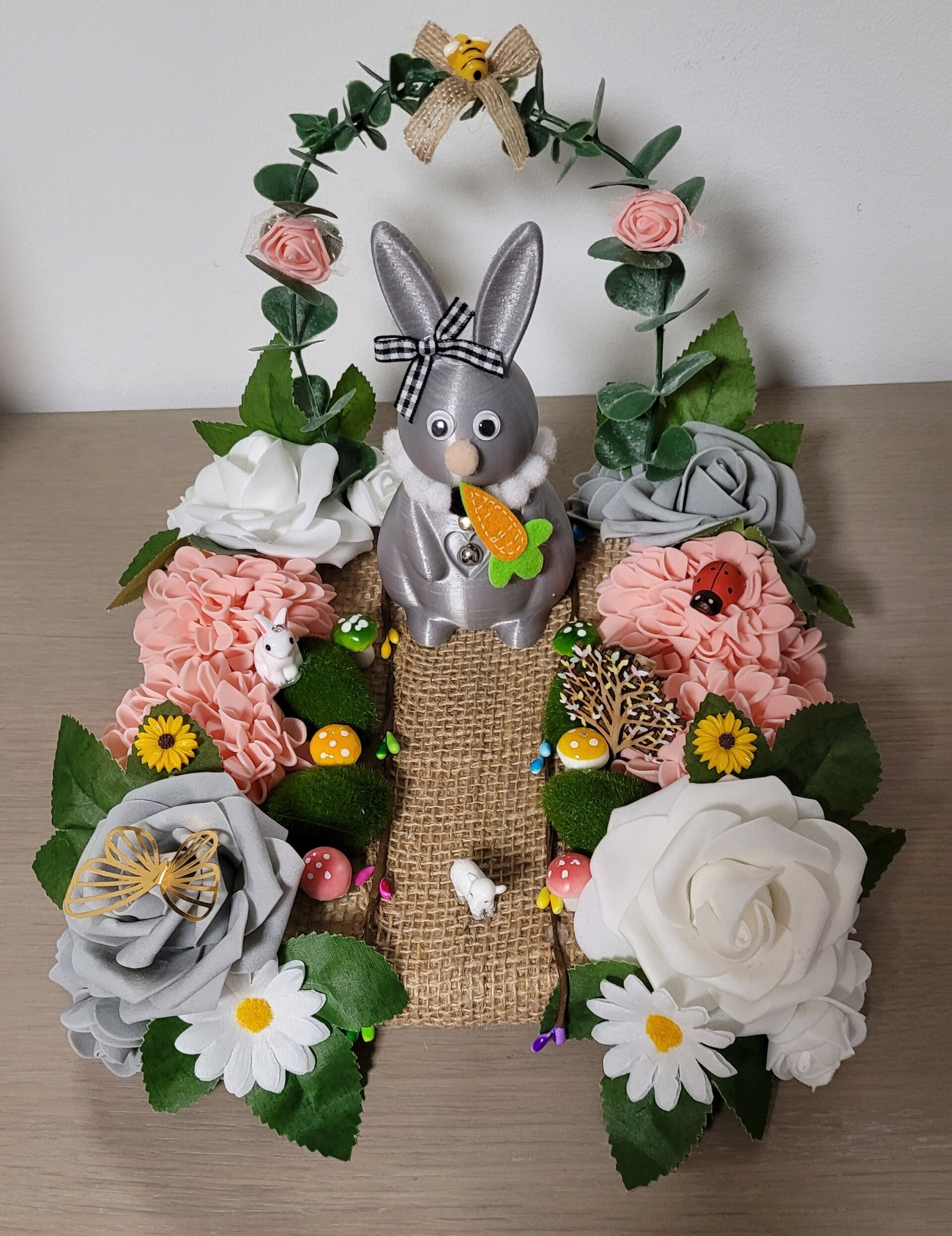 Décoration de Pâques fait main avec lapin 3D – Support toile de jute et base en bois