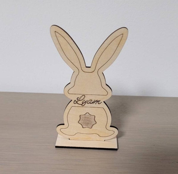 Lapin de Pâques personnalisé en bois gravé – décoration artisanale