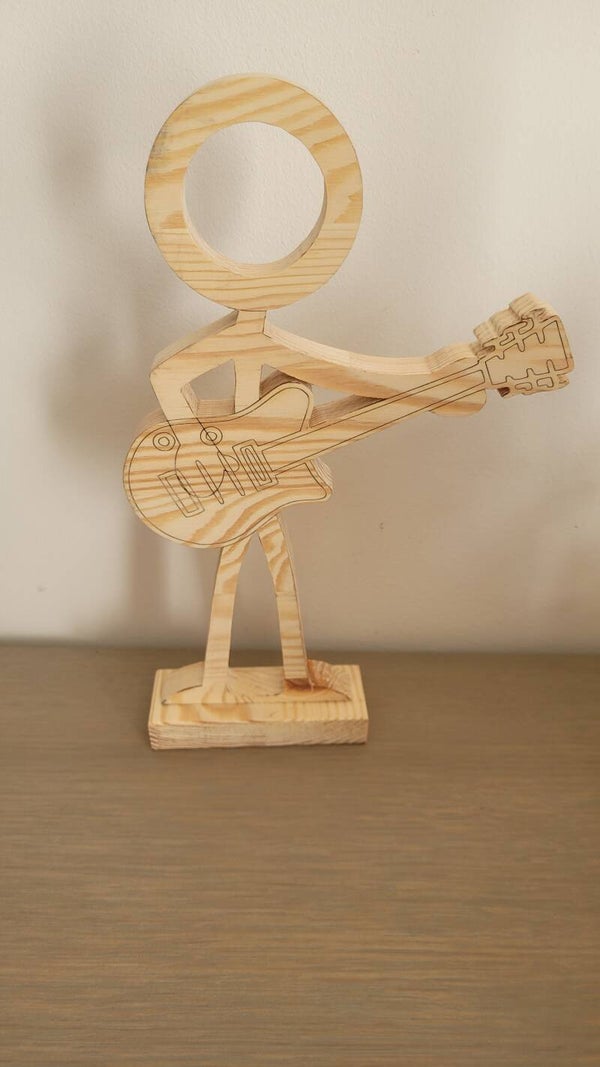 Guitariste Woody – figurine en bois gravée fait main – décoration artisanale – idée cadeau