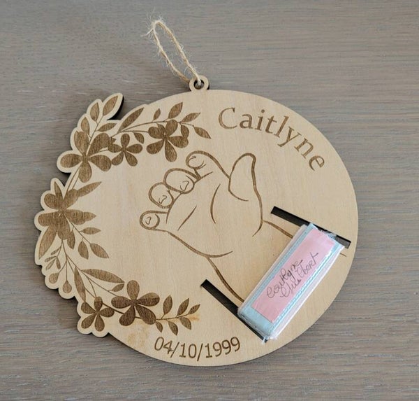 Support bracelet de naissance en bois personnalisé