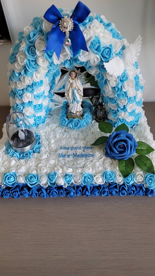 Grotte funéraire fleurie avec Vierge – création artisanale hommage personnalisable