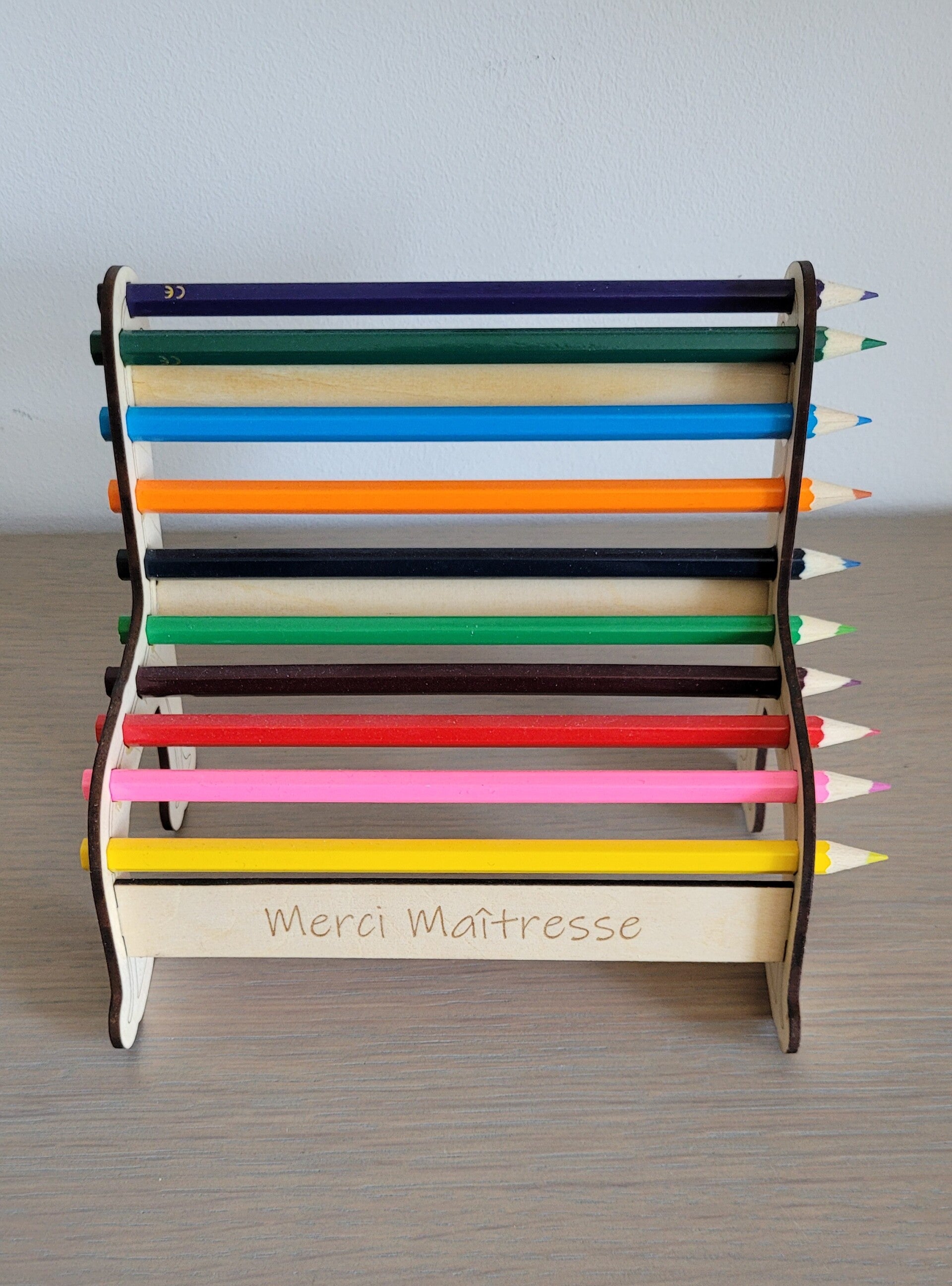 Porte-crayons décoratif en bois “Merci Maîtresse” – cadeau fin d’année scolaire