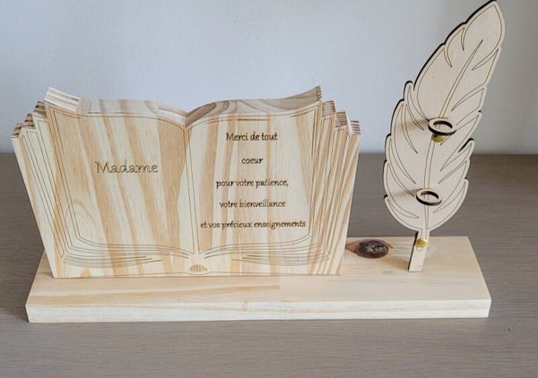 Cadeau maîtresse en bois – Livre avec plume