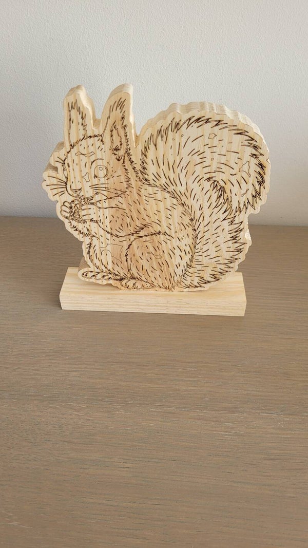 Écureuil décoratif en bois gravé – fait main