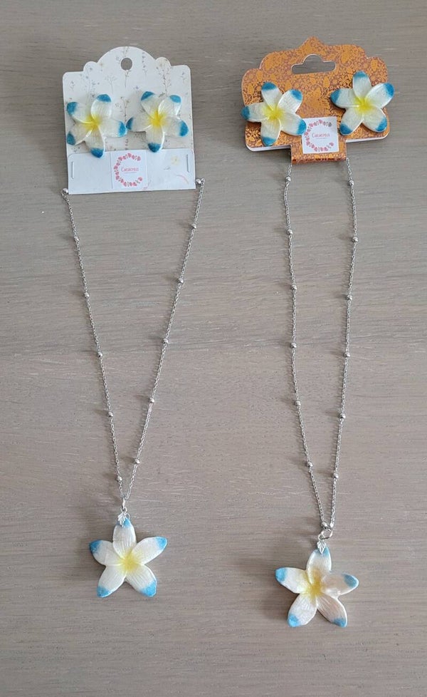 Parure fleur tropicale bleu – Collier & boucles d’oreilles en pâte polymère