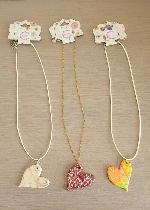 Collier cœur en pâte polymère – Finition résine – Bijou fantaisie fait main