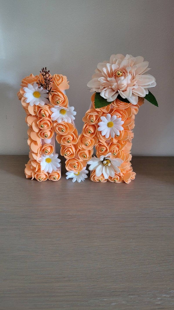 Lettre lumineuse fleurie “M” – Décoration personnalisée
