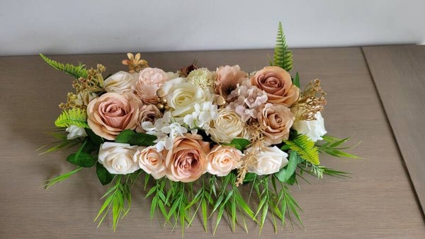 Centre de table floral beige et blanc  Création artisanale