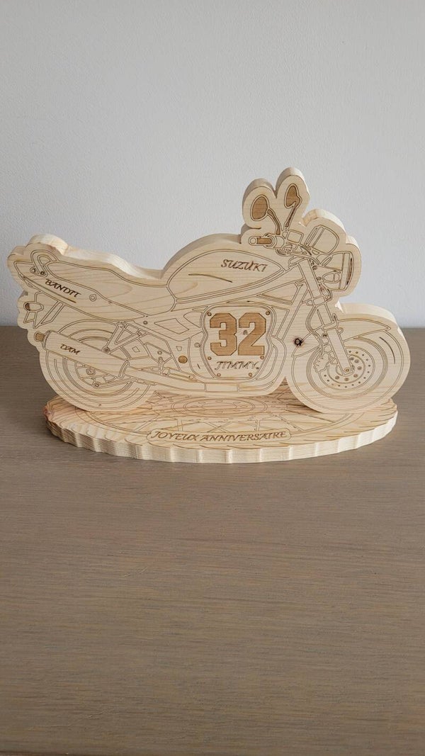 🏍️ Moto en bois gravée personnalisée – Décoration anniversaire