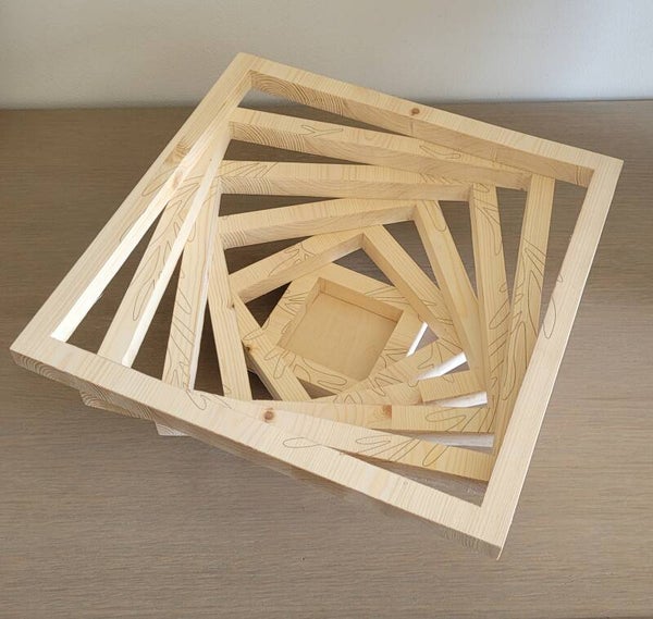 Corbeille spirale en bois artisanale – 30 × 30 cm