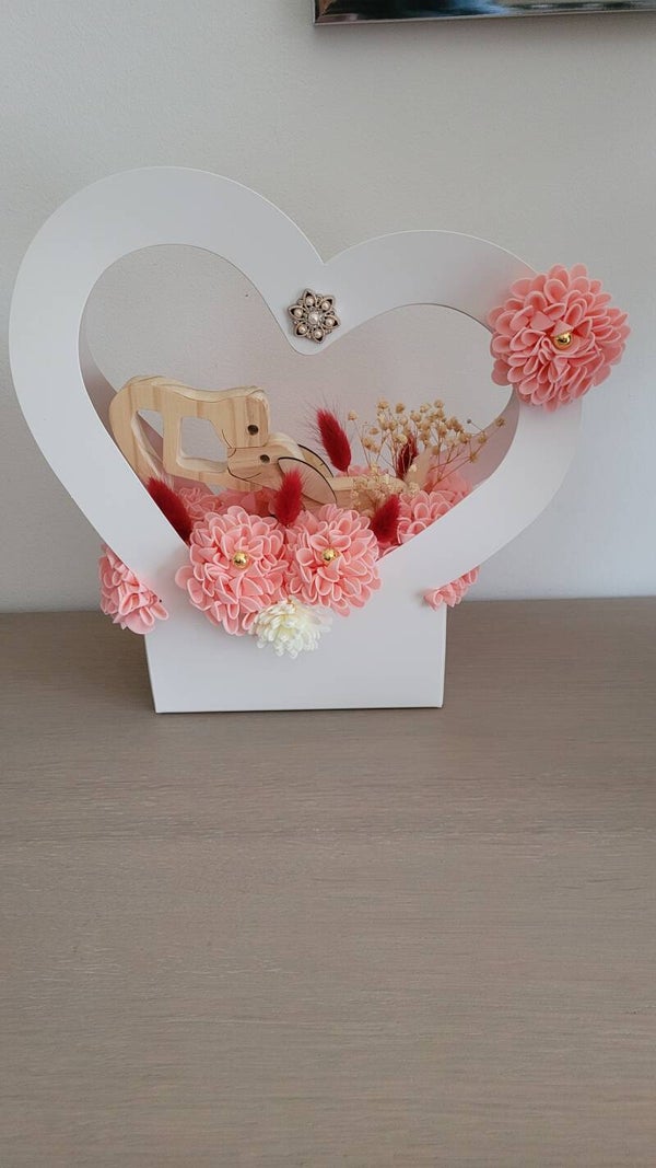 Décoration artisanale cœur fleuri – Chien et personnage en bois 🌸