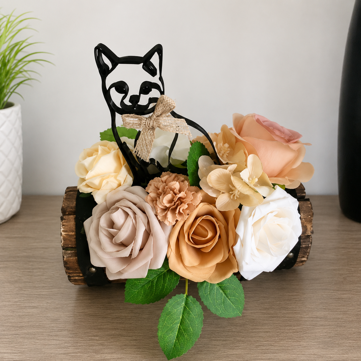 Tonneau décoratif en bois avec fleurs en mousse et chat 3D – création artisanale