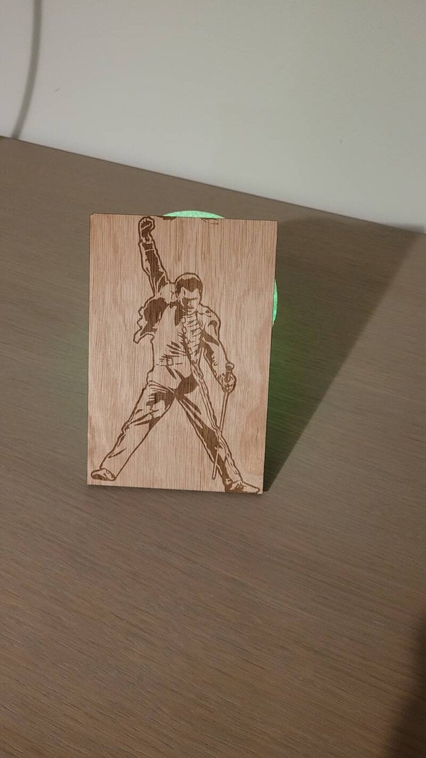 Portrait gravé sur bois – Artiste chanteur