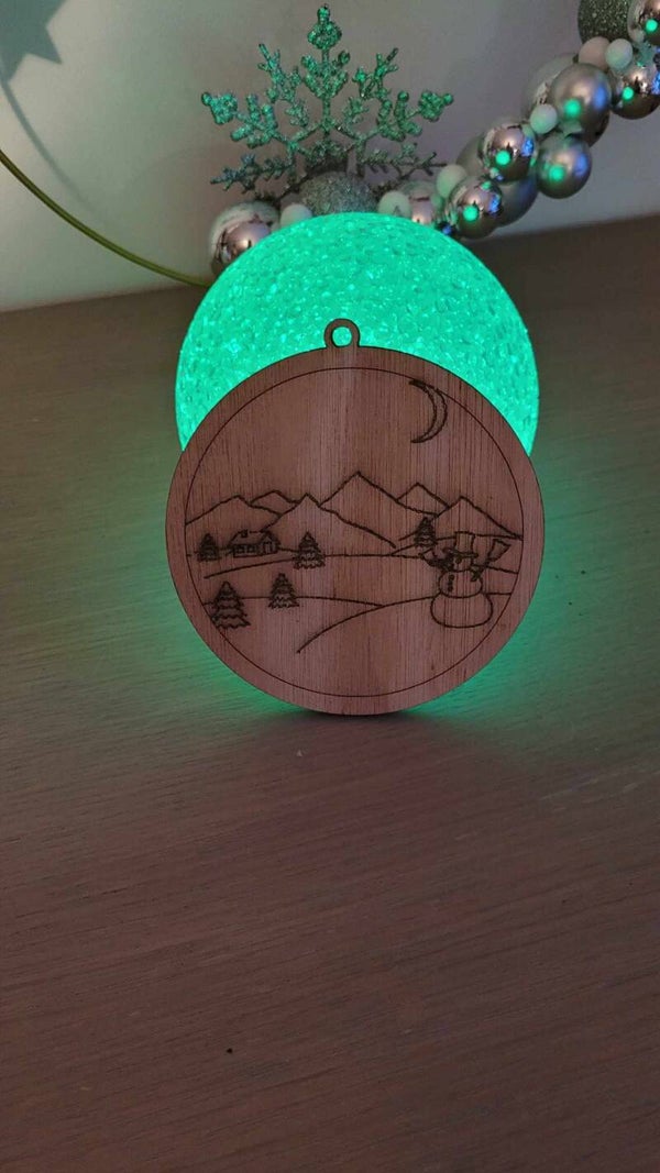 Boule de Noël en bois gravée – paysage hivernal