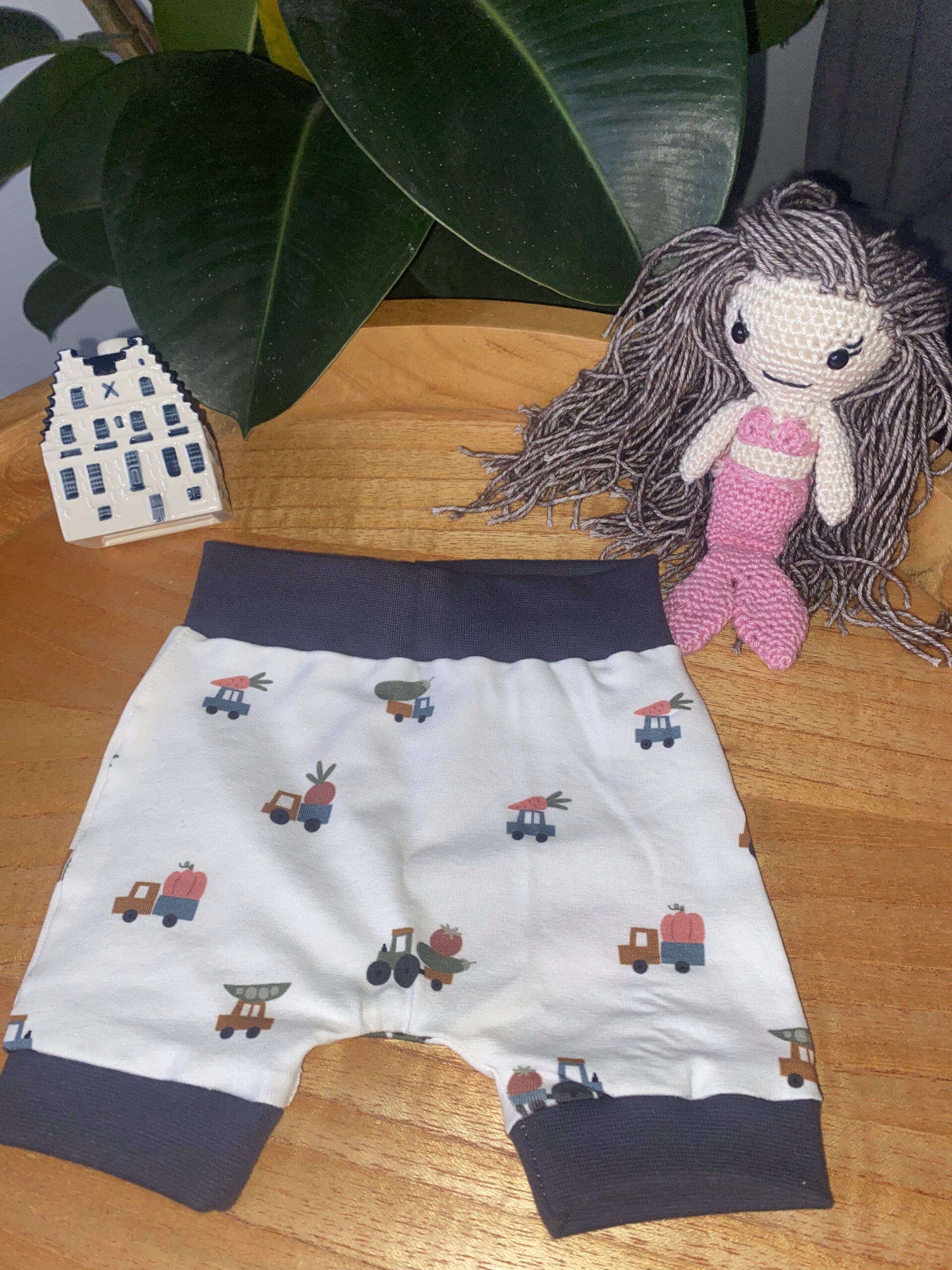 Kort baby broekje trucks met groente & fruit