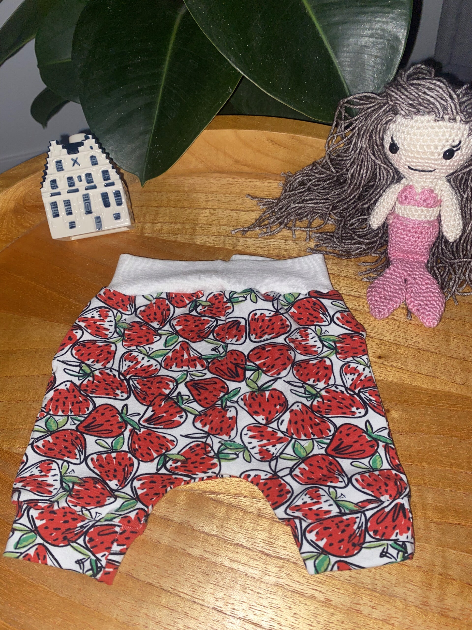 Kort baby broekje aardbeien