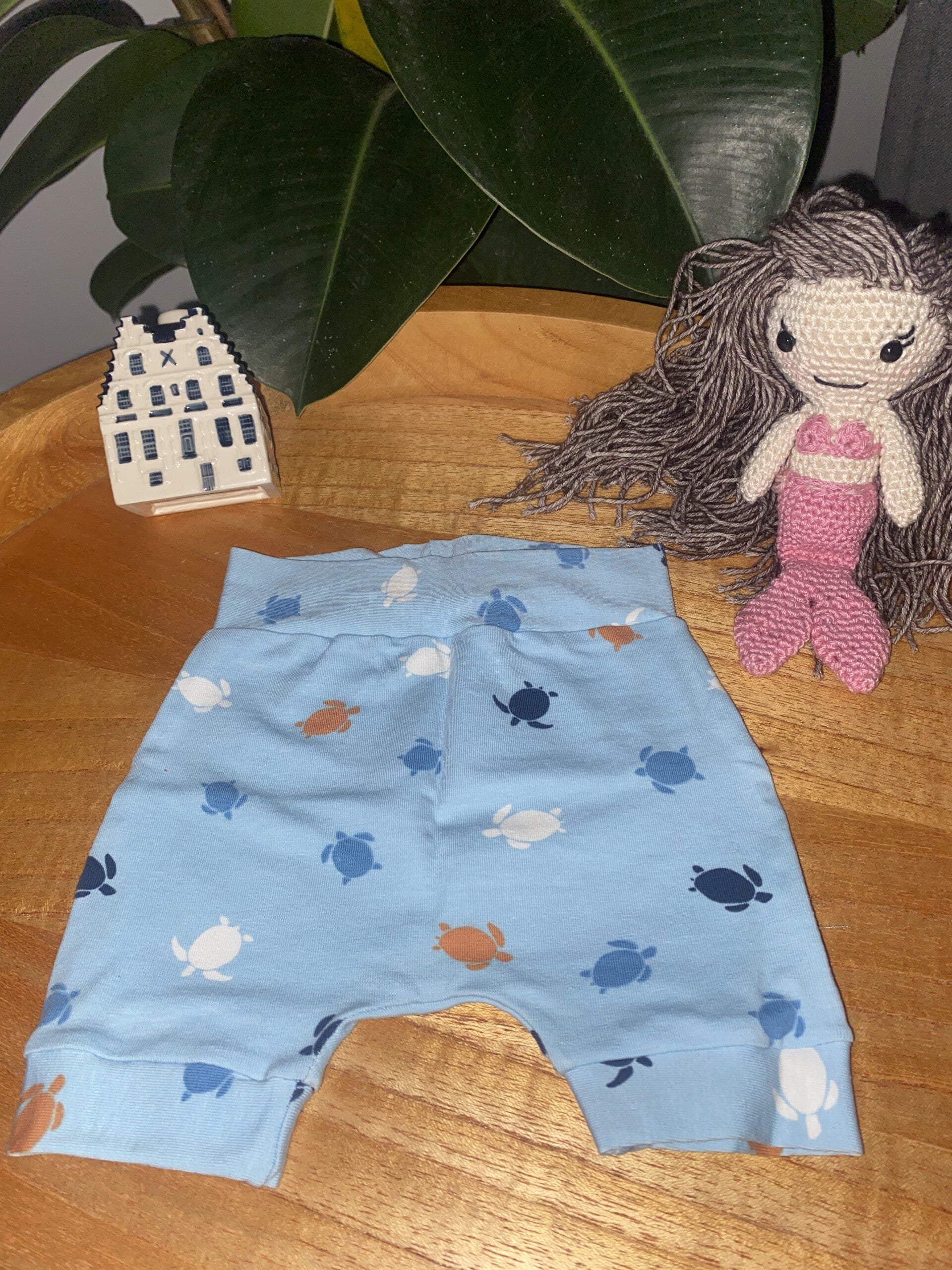 Kort baby broekje schildpadjes