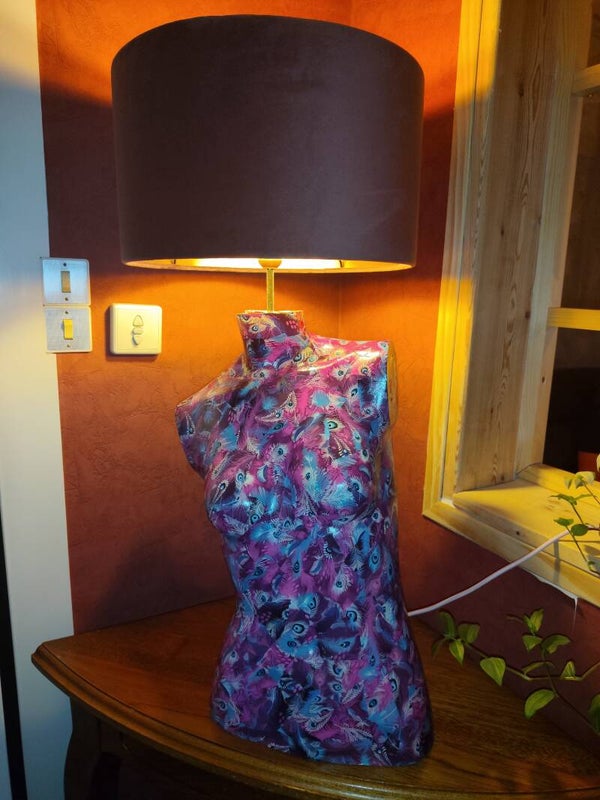 Lampe Buste Mannequin Artisanale – Pièce Unique et Colorée