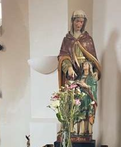 Beeld van de heilige Anna  in Molenschot Moeder van Maria, grootmoeder van de Heer Genadebeeld bedevaartsoord- bisdom Breda