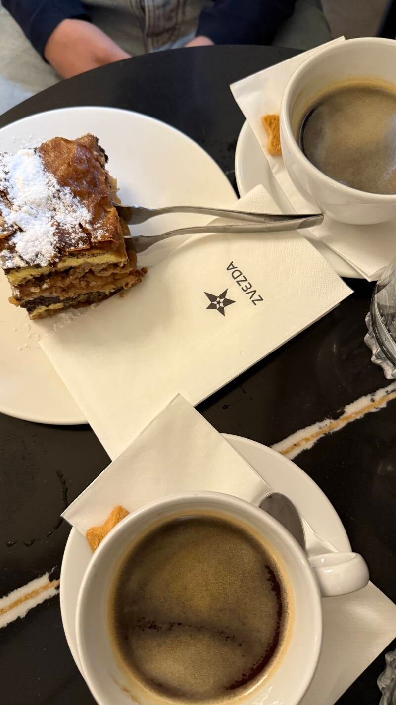 De legendarische taartjes van Kavarna Zvezda