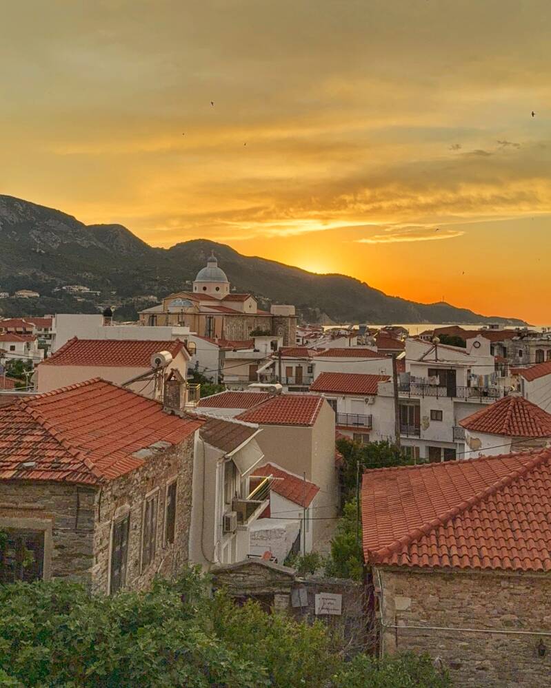 Zonsondergang vanuit ons appartement in Kokkari