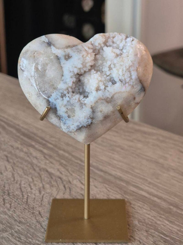 Roze amethist hart op standaard