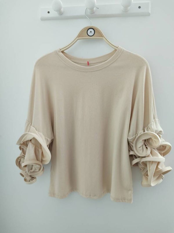 Top crema con mangas con volantes