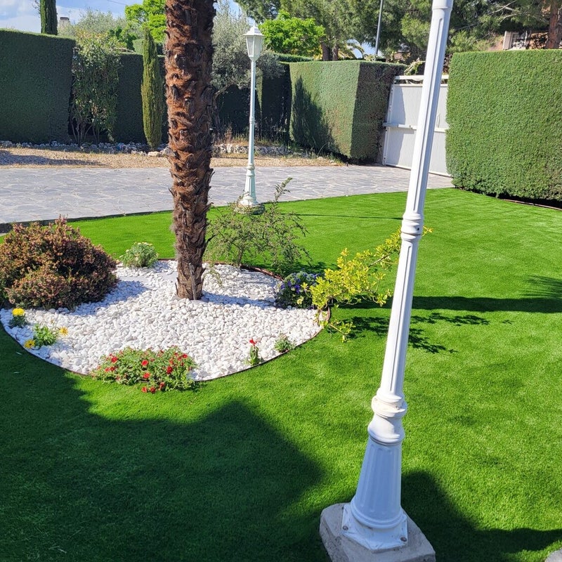 Jardín con césped artificial