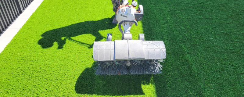 Mantenimiento de césped artificial