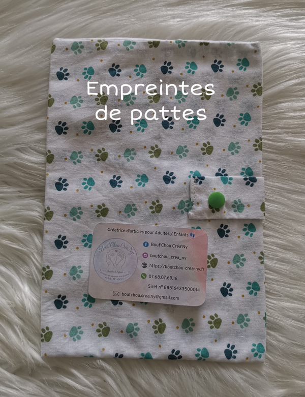 Protège carnet de santé Empreintes de pattes verte