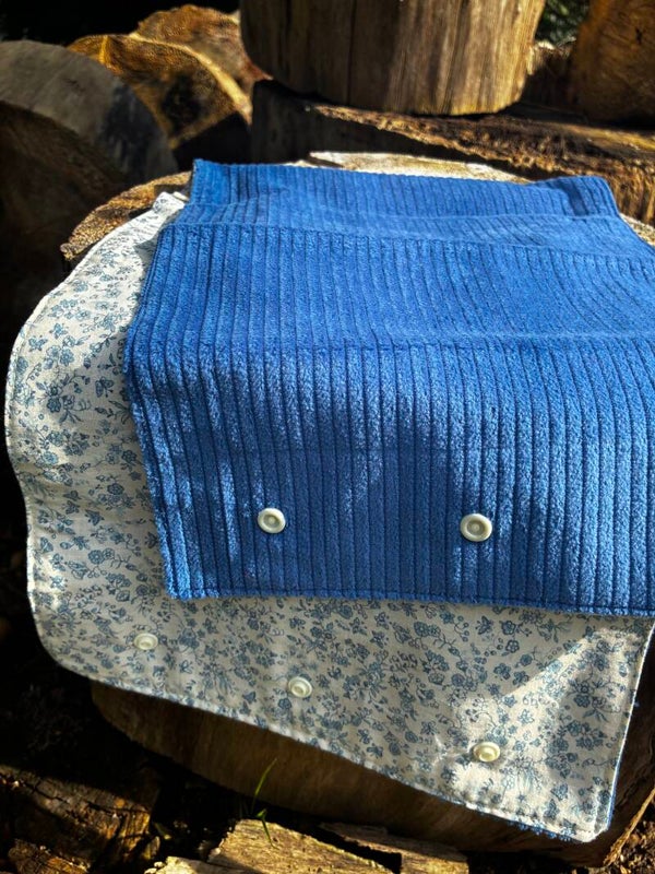 Colshawl  kobalt rib/ creme  kleine blauwe bloem