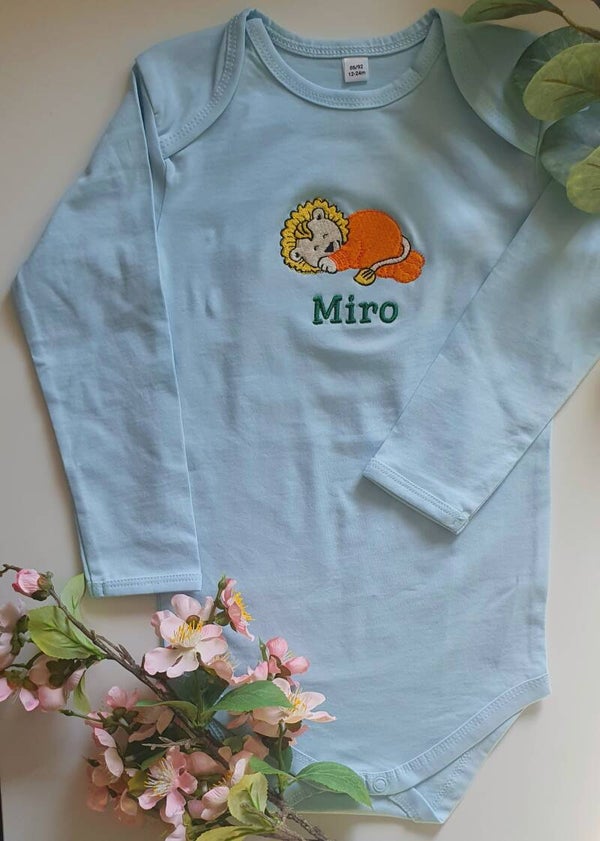 Babybody mit Löwe und Name