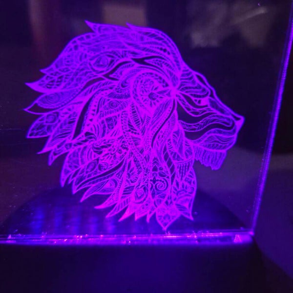 Personalisierbarer LED-Sockel mit graviertem Acrylglas